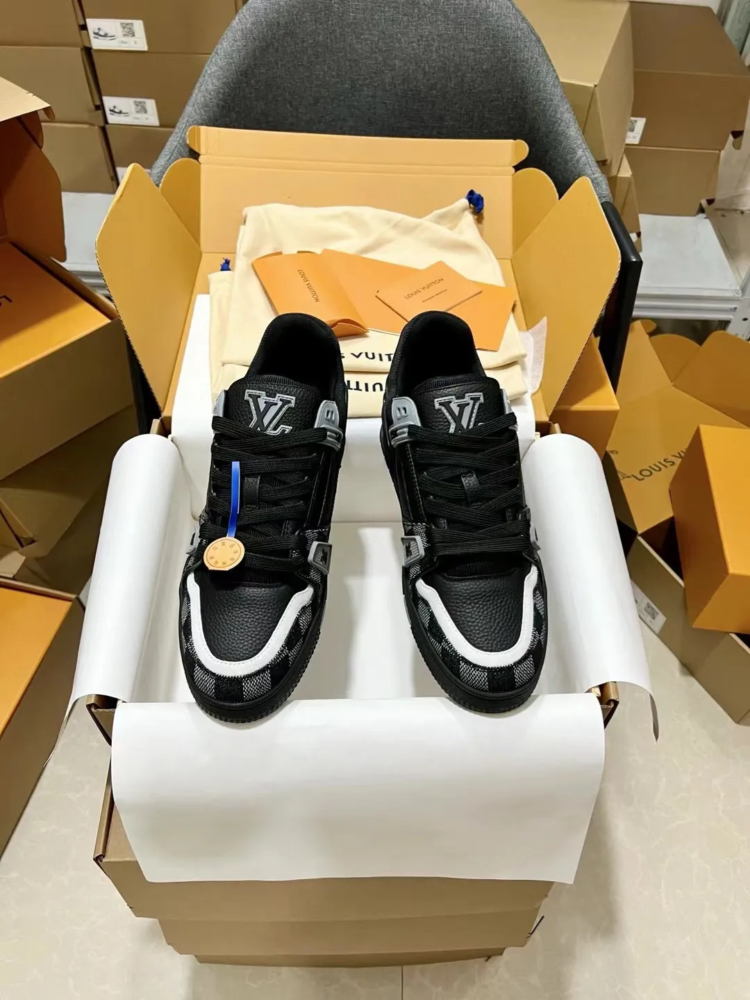 🚗Factory price: 840💰Male size# Dongguan top purchasing version LV trainer "Couple limited series casual sports basketball shoes, good-looking, handsome on the feet, every color is huge and beautiful! A must-have item for fashionistas🛍 Original custom-made embossed grained calfskin (non-market microfiber leather, everyone needs to distinguish!) Symmetrical old pattern washed denim; all accessories and accessories are customized according to the original 1:1 Even the color matching of the shoelaces is 1:1 customized. Many small designs must be original to be seen. The quality lies in the details! The original consistent chip tag can be purchased directly from the LV official website😏 Please look for our quality‼ ️Please pay attention to the market currency materials! Outdoor driver’s driving shoes🚗